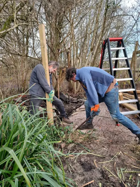 Vrijwilligers aan het werk in de tuin