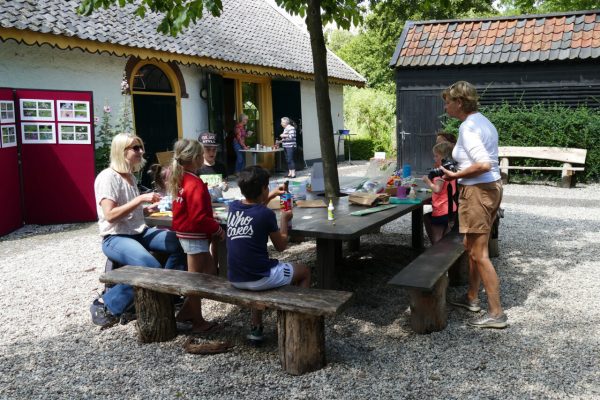 Samen eten aan de picknicktafels bij InBredius