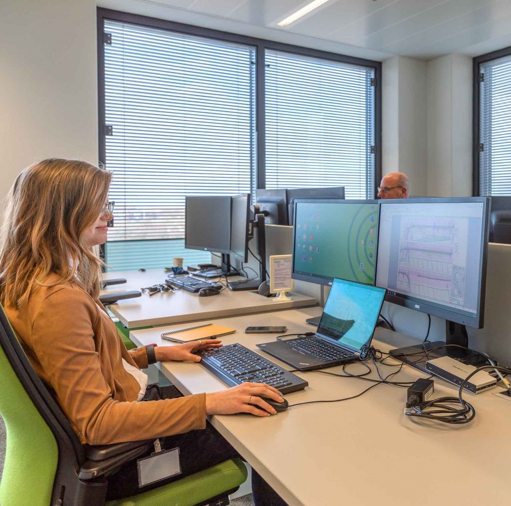 Aranka Vloothuis achter computer