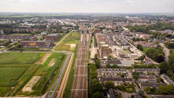 Luchtfoto spoor en woonwijk in Woerden