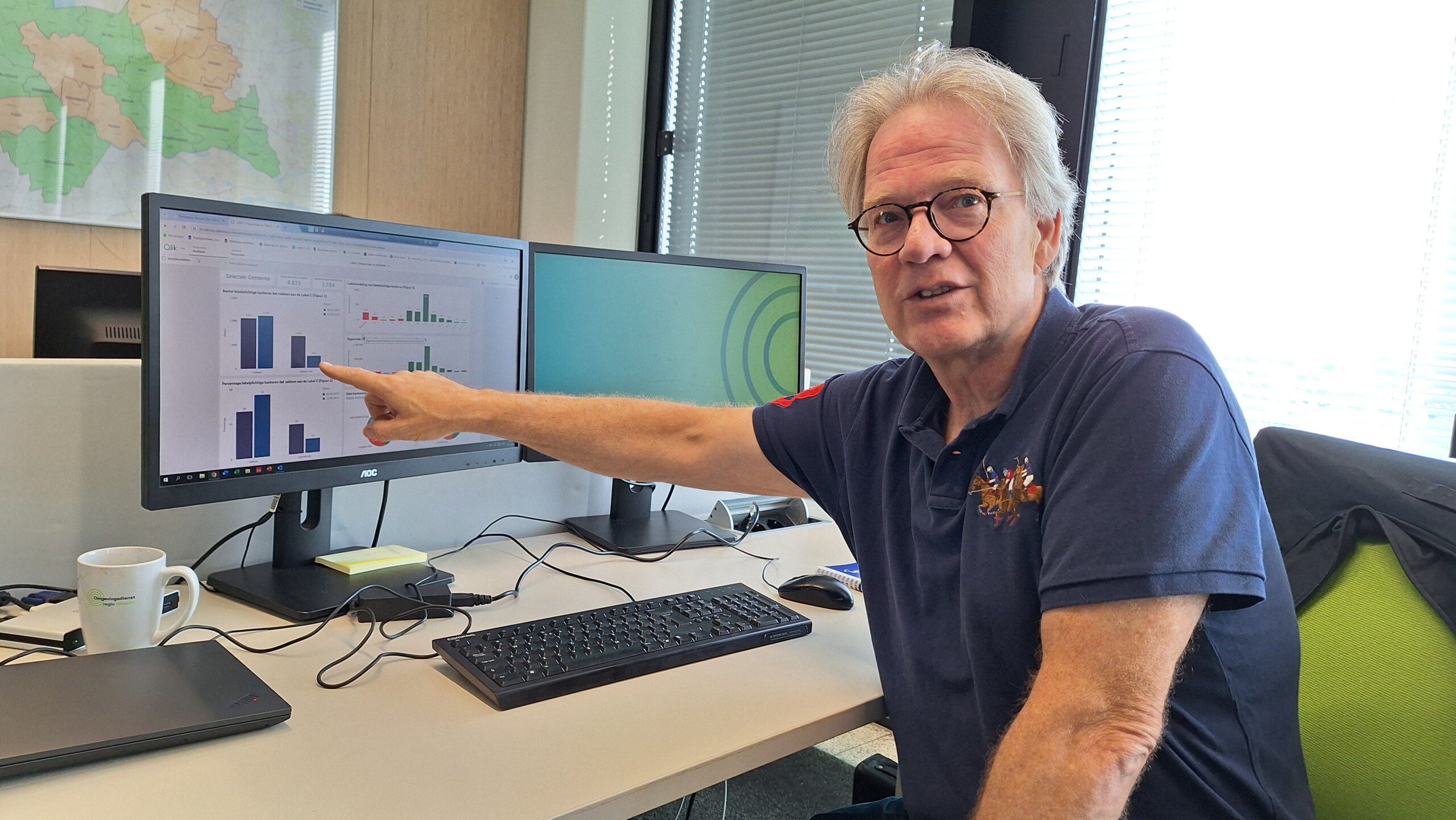 Rob Hosman die een tabblad op zijn dashboard aanwijst waarmee hij de stand van c label bedrijfspanden kan inzien