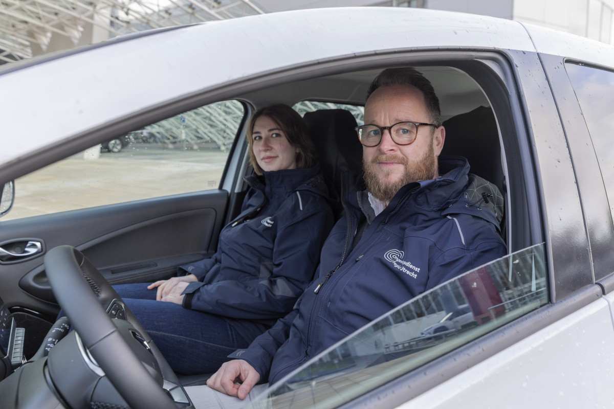 Toezichthouders in de werkauto van de Omgevingsdienst Regio Utrecht