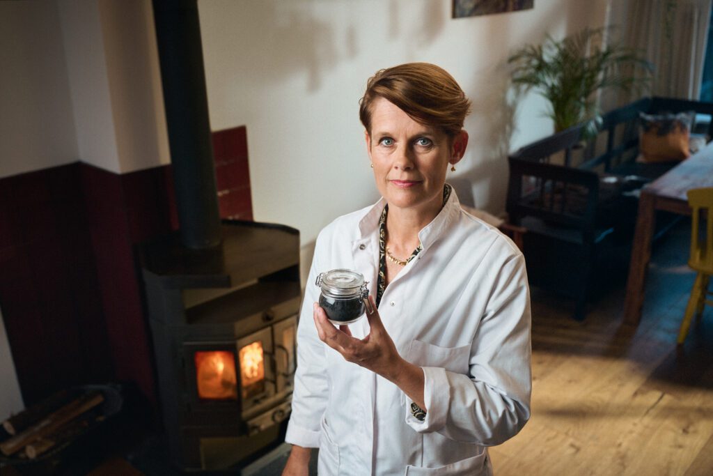 Gezondheidsrisico’s van de houtkachel: Longarts Ismé de Kleer houdt een weckpotje met houtstook vast ter illustratie daarvan.