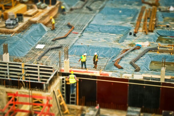 Twee medewerkers op een bouwplaats