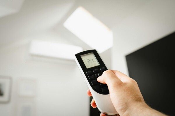 Hand heeft termostaat afstandsbediening vast
